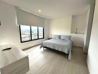 Bright and Spacious Apartment with a Panoramic View - 9