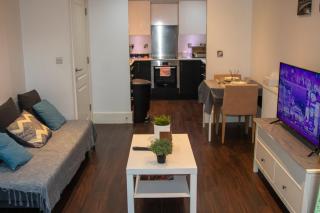 Stylish 1-Bed Near Canary Wharf with Patio - 2