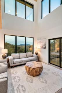 Peaceful Getaway Luxe Cabin w Private Pool - 1