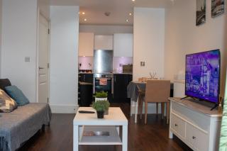 Stylish 1-Bed Near Canary Wharf with Patio - 0