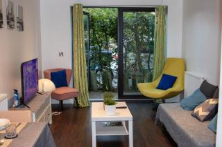 Stylish 1-Bed Near Canary Wharf with Patio - 3