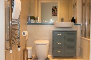 Stylish 1-Bed Near Canary Wharf with Patio - 4