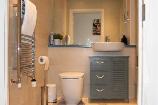 Stylish 1-Bed Near Canary Wharf with Patio - 5