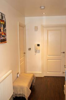 Stylish 1-Bed Near Canary Wharf with Patio - 8
