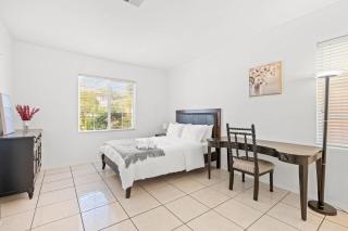 Bright & Airy 5B Home Workspace & Outdoor Lounge - Moreno Valley - 2