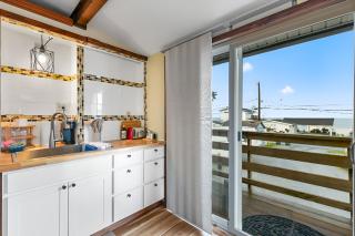 2nd story 1 bed apt #3 with kitchenette and a sweeping view of Birch Bay - 7