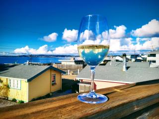 2nd story 1 bed apt #3 with kitchenette and a sweeping view of Birch Bay - 2