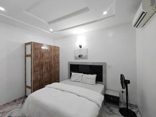 Royal 3 Bedroom Apartment with 24hrs Power Supply, Wifi, Security and Fully Equipped Kitchen - Lekki - 6