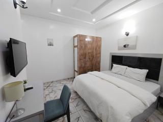 Royal 3 Bedroom Apartment with 24hrs Power Supply, Wifi, Security and Fully Equipped Kitchen - 3
