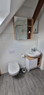 Schöne DG Ferienwohnung - Nieste - 4