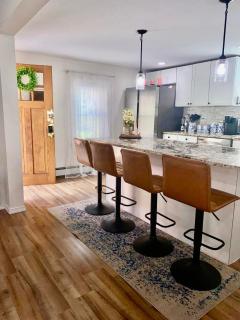 Spacious 4BR home w 2BA, a workspace & king bed! - 1