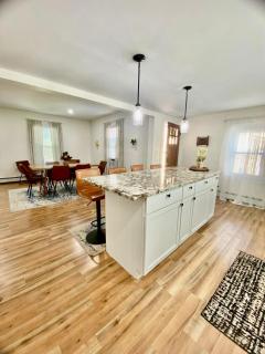 Spacious 4BR home w 2BA, a workspace & king bed! - 4