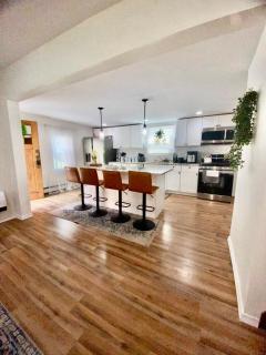 Spacious 4BR home w 2BA, a workspace & king bed! - Fort Plain - 2