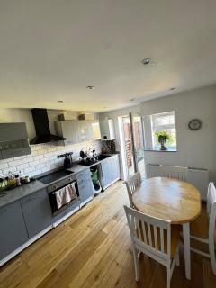 2 bedroom flat with garden, near heathrow and tube - 1
