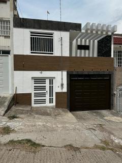 Casa muy cómoda de 2 pisos en zona muy tranquila - 0