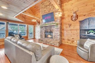 Tri-state Corner Cabin with a fire pit hot tub & indoor pool - 1
