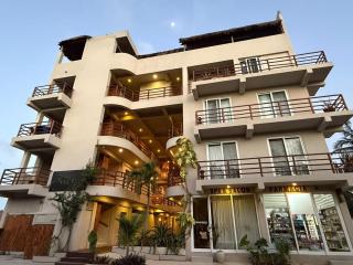 Noah Beach Hotel & Suites - 0