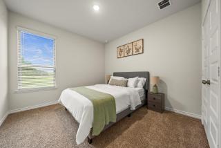 Luxurious 4 Bed Duplex Getaway! - Denton - 5