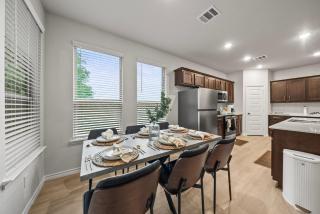 Luxurious 4 Bed Duplex Getaway! - 2