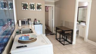 Private Suite w King Bed, Ground Level, Naturally Bright - 6