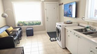 Private Suite w King Bed, Ground Level, Naturally Bright - 1