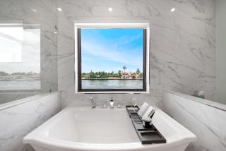 Luxe Waterfront Villa Walk to Beach Pool and Gym - 7