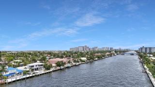 Luxe Waterfront Villa Walk to Beach Pool and Gym - 5
