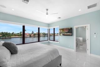 Luxe Waterfront Villa Walk to Beach Pool and Gym - 8