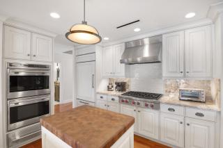 Luxe Waterfront Villa Walk to Beach Pool and Gym - 4