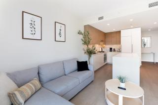 Modern 1BR Condo, Sleeps 4 with Views, AC, Balcony, Near SkyTrain - Burnaby - 7