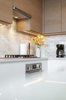 Modern 1BR Condo, Sleeps 4 with Views, AC, Balcony, Near SkyTrain - Burnaby - 4