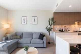 Modern 1BR Condo, Sleeps 4 with Views, AC, Balcony, Near SkyTrain - Burnaby - 1