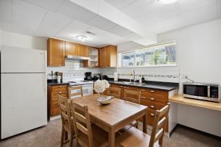 Basement Suite 1 BR, 2 Queen Beds, Sofa Bed, Sleeps 6 - Burnaby - 9