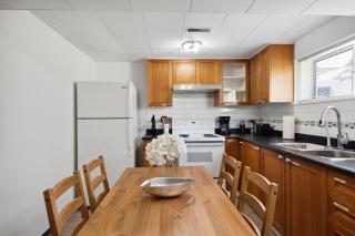 Basement Suite 1 BR, 2 Queen Beds, Sofa Bed, Sleeps 6 - 6