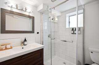 Basement Suite 1 BR, 2 Queen Beds, Sofa Bed, Sleeps 6 - Burnaby - 4