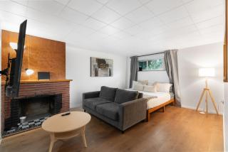 Cozy Basement 1 BR Suite King & Queen Beds, Sleeps 6, Street Parking - Burnaby - 0