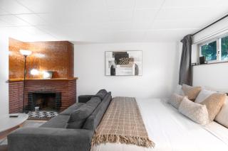 Cozy Basement 1 BR Suite King & Queen Beds, Sleeps 6, Street Parking - Burnaby - 2