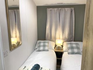 BAF Luxury Stays - Billing Aquadrome - Caravan Sleeps 8 - 2