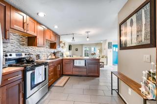 Charming Cottage by Creek & Ocean - 4