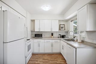 Street Parking, Cozy 2BR Upper House, King & Queen Beds, Sleeps 6 - 7
