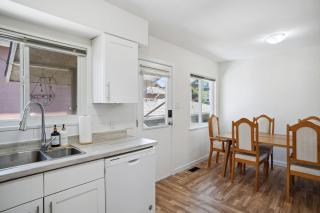 Street Parking, Cozy 2BR Upper House, King & Queen Beds, Sleeps 6 - Burnaby - 1