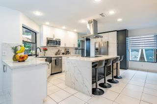 Fox Island Heated Spa- Downtown & Beach home - 2
