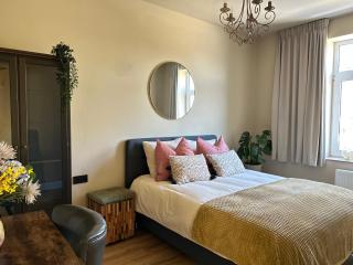 Lovely Spacious Apartment - 8