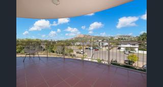 Steps from The Strand 2BR & 2BA Riveria Retreat Pool & Castle Hill Views - North Ward - 8