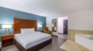 Travelodge by Wyndham Brooklyn Center - Minneapolis - 1