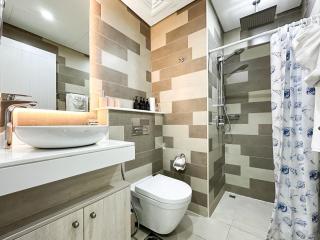Luxe Lagoon Suites Palm Beach Private Access with Infinity Pool & Bar - 2