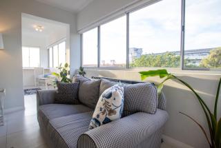 Sunny 2 Bedroom Apartment with Sea Views - 3