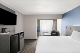 Travelodge Inn & Suites by Wyndham Anaheim on Disneyland Dr - 2