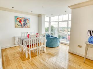 Central Penthouse Apartment Pass The Keys - Lincoln - 7