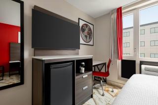 Ramada by Wyndham Brooklyn Empire Blvd - 2